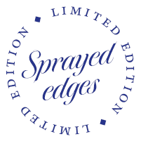 Een ronde blauwe stempel met de tekst “Sprayed edges" in het midden en "Limited edition" rondom in een sierlijk lettertype. Beschrijving gegenereerd door AI