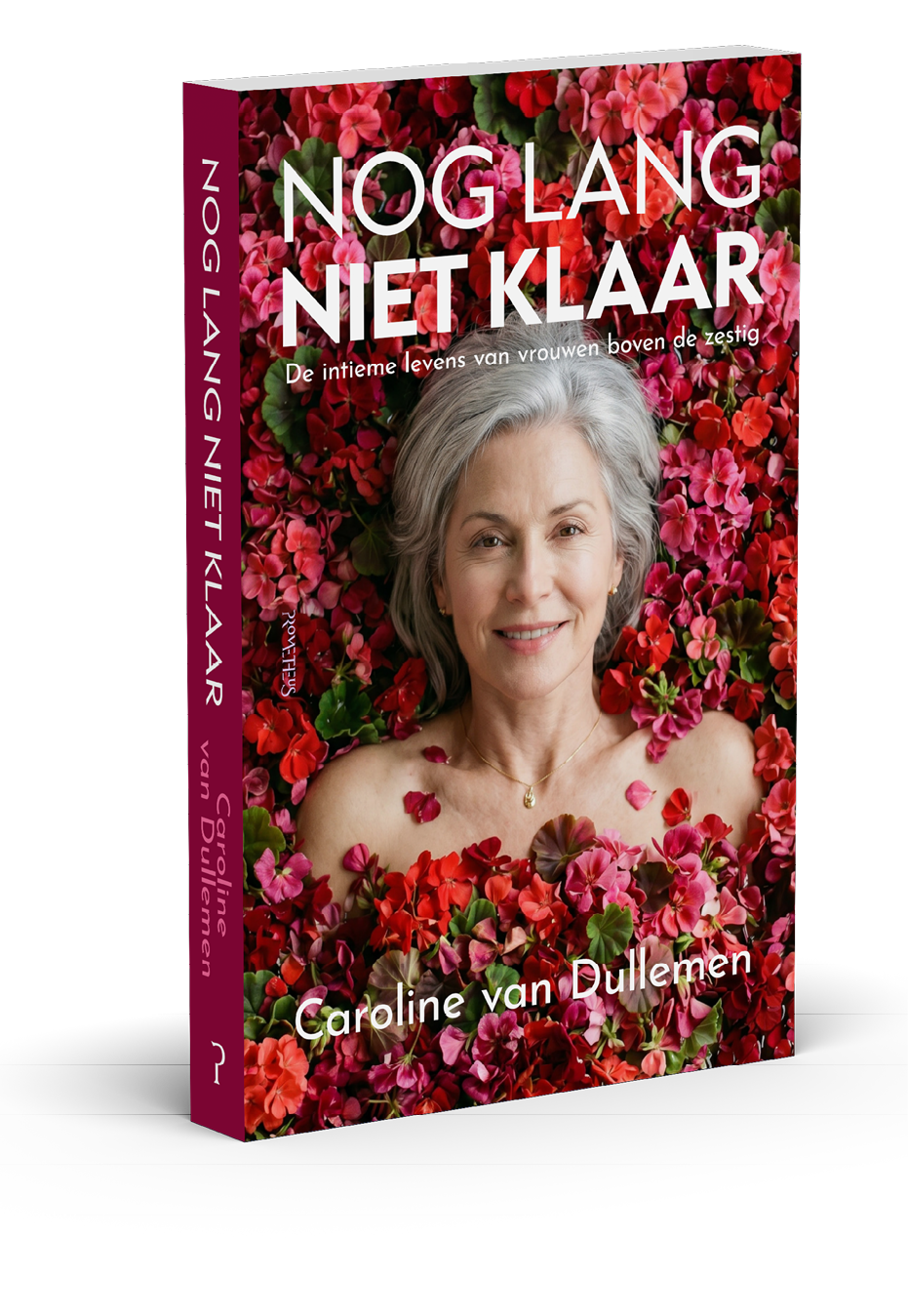 Een persoon met grijs haar ligt tussen rode en roze bloemen op een boekomslag met de titel Nog Lang Niet Klaar van Caroline van Dullemen. Beschrijving gegenereerd door AI
