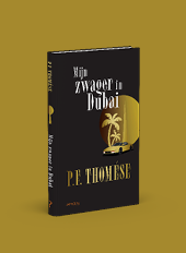 Een boek met een zwarte kaft getiteld Mijn zwager in Dubai van P.F. Thom se met een illustratie van een gele sportwagen en palmbomen tegen een gele zon. Beschrijving gegenereerd door AI