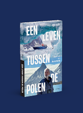 Boekomslag met een schip in een ijslandschap, een berg en een persoon in outdoor kleding met de titel Een Leven Tussen de Polen van Frank Von Hebel. Beschrijving gegenereerd door AI