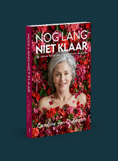 Een boek met een omslag waarop een persoon met grijs haar ligt tussen rode en roze bloemen met de titel Nog Lang Niet Klaar en de naam Caroline van Dullemen. Beschrijving gegenereerd door AI