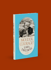 Boekomslag met een retrofoto van twee kinderen die elkaar omhelzen en de titel Moeder, Courage! van Lara Taveirne in een blauwe omlijsting. Beschrijving gegenereerd door AI