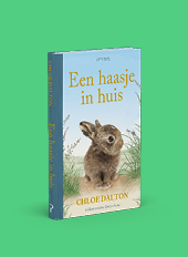 Een boek met een illustratie van een klein konijn in gras en de titel Een haasje in huis van Chloe Dalton op de voorkant. Beschrijving gegenereerd door AI