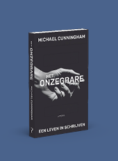 Boekomslag met een zwart-witte foto van twee handen die elkaar vasthouden en de titel “Het Onzegbare" van Michael Cunningham in witte letters op een donkere achtergrond. Beschrijving gegenereerd door AI