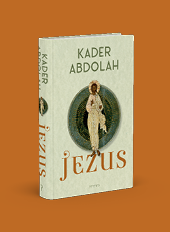 Boek met de titel Jezus van Kader Abdolah met een afbeelding van een persoon in een witte gewaad met een aureool op de voorkant. Beschrijving gegenereerd door AI