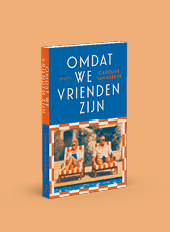 Boekomslag met de titel Omdat we vrienden zijn van Caroline van Keeken met een foto van twee volwassenen die ontspannen zitten op gestreepte ligstoelen bij een zwembad. Beschrijving gegenereerd door AI