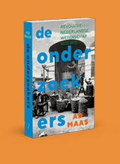 Boekomslag met een zwart-witfoto van mensen die werken met grote manden en een stoommachine, met de titel in grote blauwe en oranje letters over de afbeelding. Beschrijving gegenereerd door AI