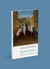 Een boekomslag met een schilderachtige afbeelding van vier mensen in gestreepte kleding die in een bosachtige omgeving een balspel spelen, met de titel “Joost de Vries Spelbrekers" en de ondertitel "Schrijvers in hun tijd en de onze". Beschrijving gegenereerd door AI