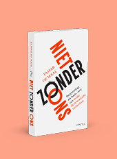 Boekomslag met de titel Niet Zonder Ons van Tamar de Waal in zwart en oranje tekst op een witte achtergrond. Beschrijving gegenereerd door AI